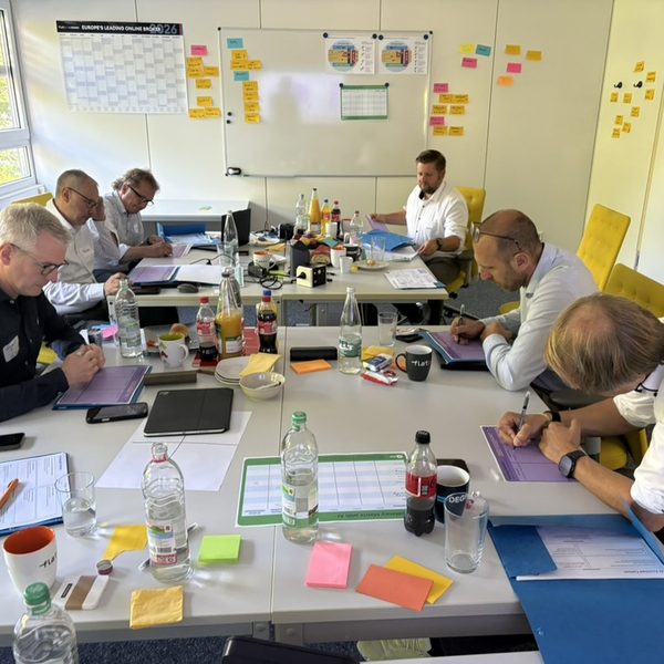 Führungsteam arbeitet konzentriert an einem Workshop-Tisch